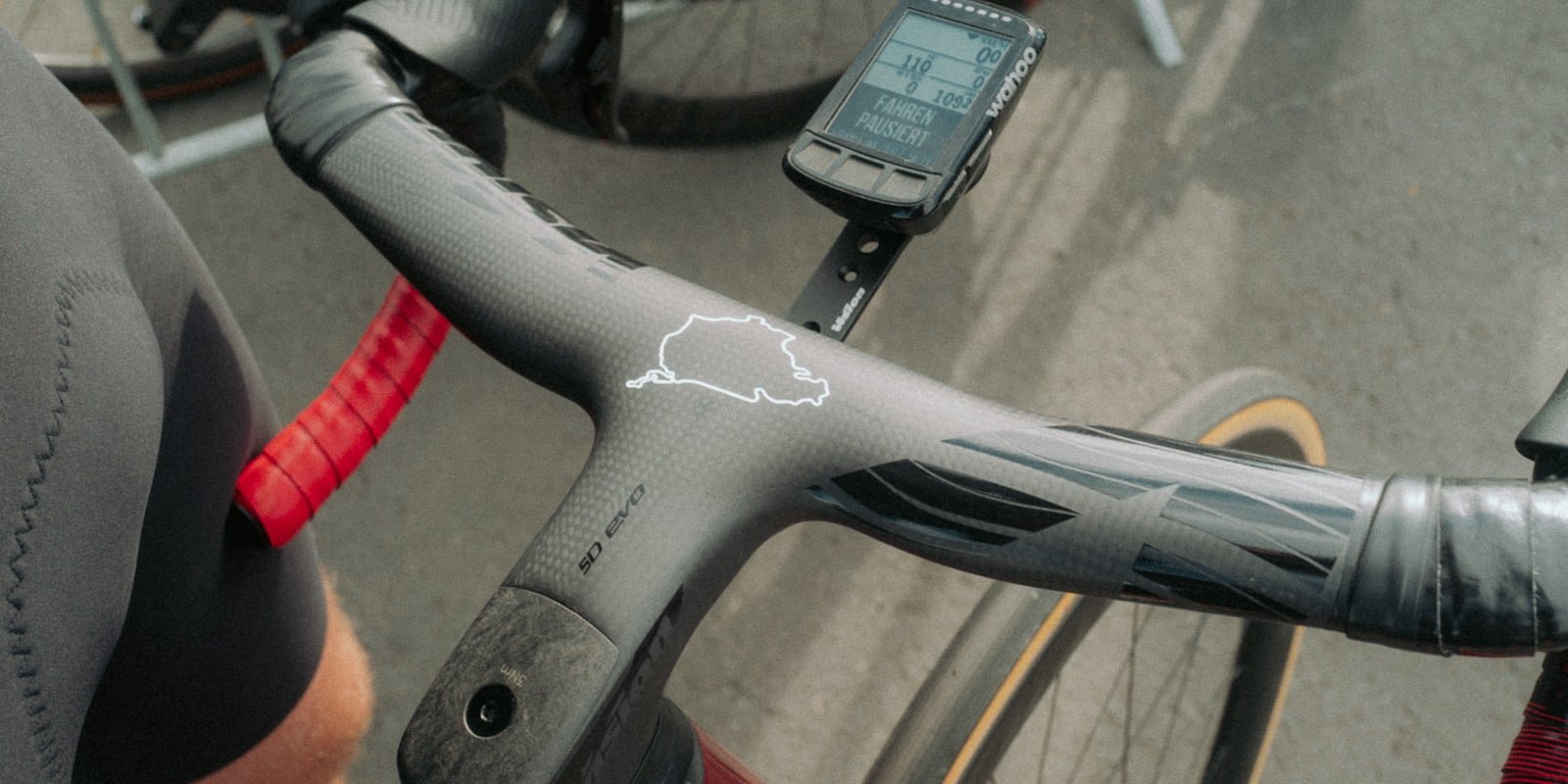 Compteur GPS monté sur la potence d'un vélo de route