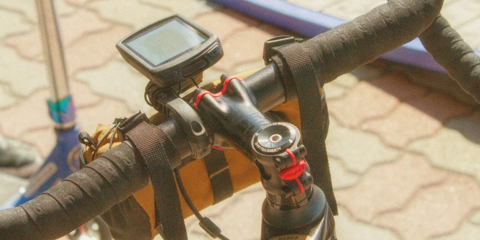 Compteur de vélo compact fixé sur un guidon, vu de dessus