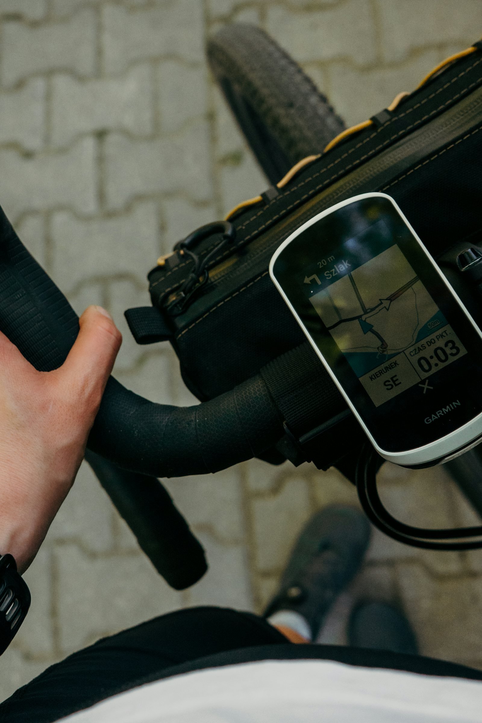 Compteur GPS affichant une carte de navigation sur le guidon d'un vélo de gravel