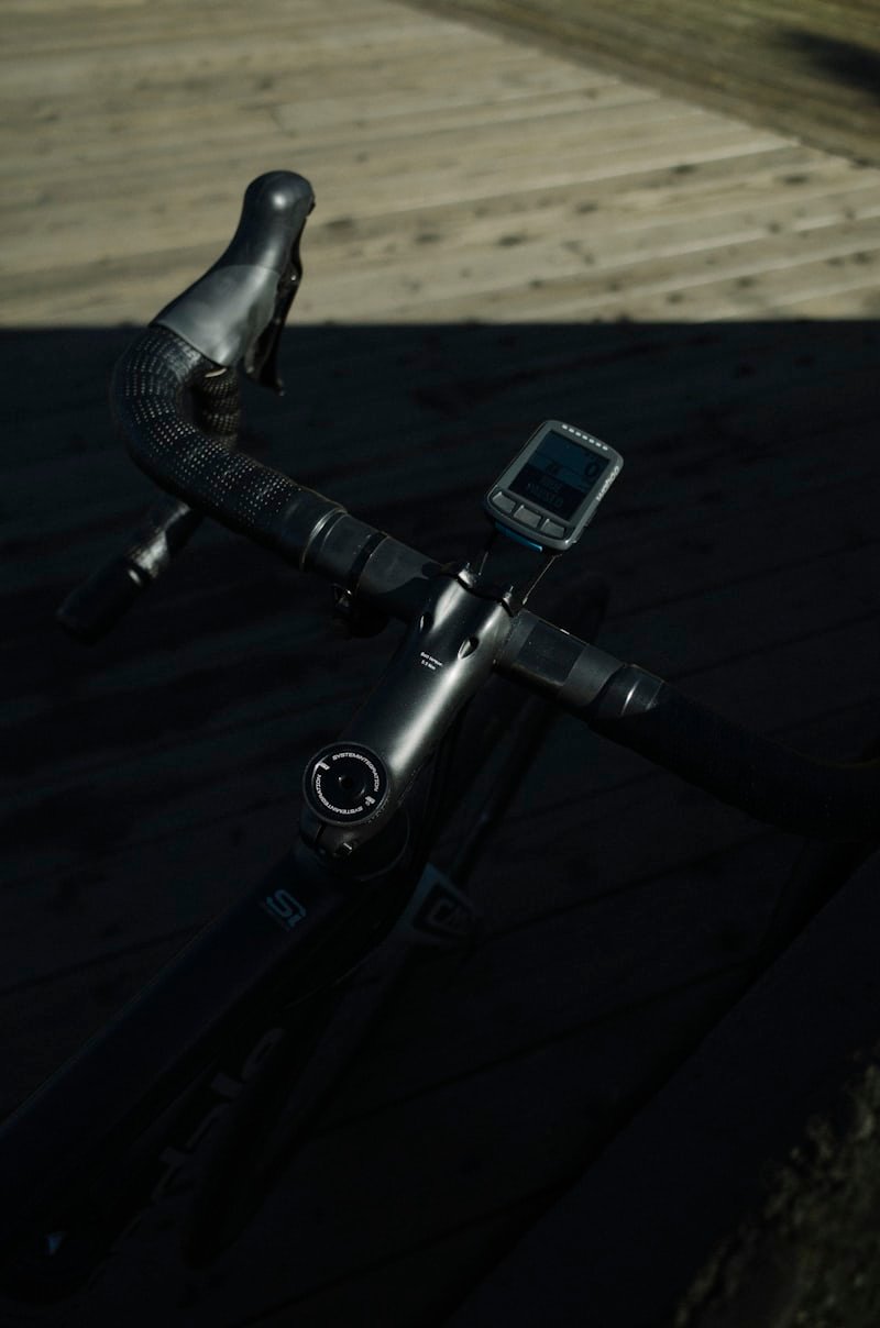 Guidon de vélo noir photographié en contre-jour
