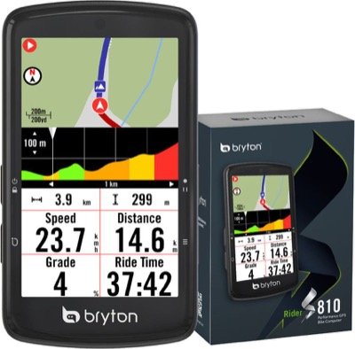 Compteur Bryton Rider S810 vu de face, carte et profil de pente à l'écran, devant sa boîte
