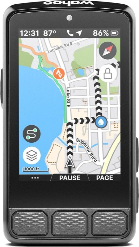 Compteur Wahoo ELEMNT ROAM vu de face, écran de navigation en couleur au bord d'un lac